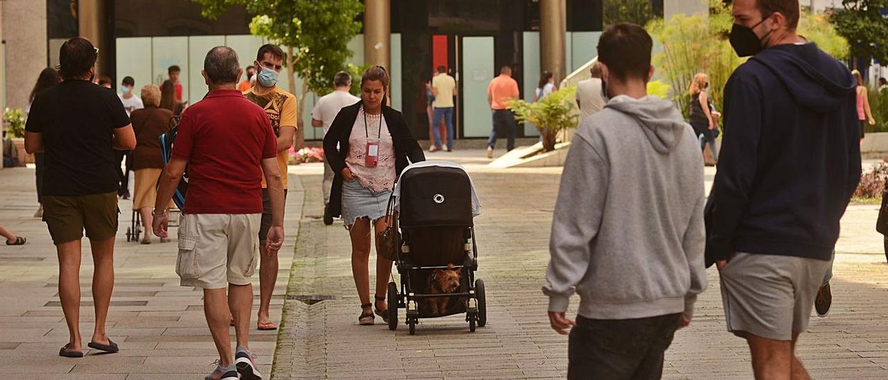 Aspecto que presentaba ayer una calle del centro de Vilagarcía. |  // NOÉ PARGA