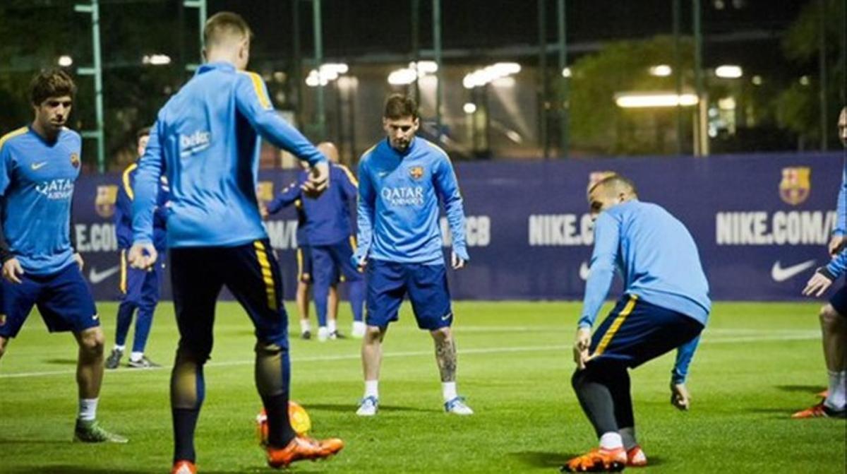 Jugadors del FC Barcelona, entre ells Leo Messi, en la sessió preparatòria de dimarts
