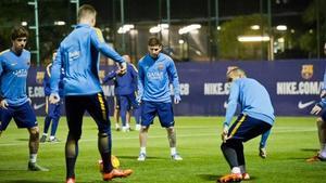 Jugadors del FC Barcelona, entre ells Leo Messi, en la sessió preparatòria de dimarts