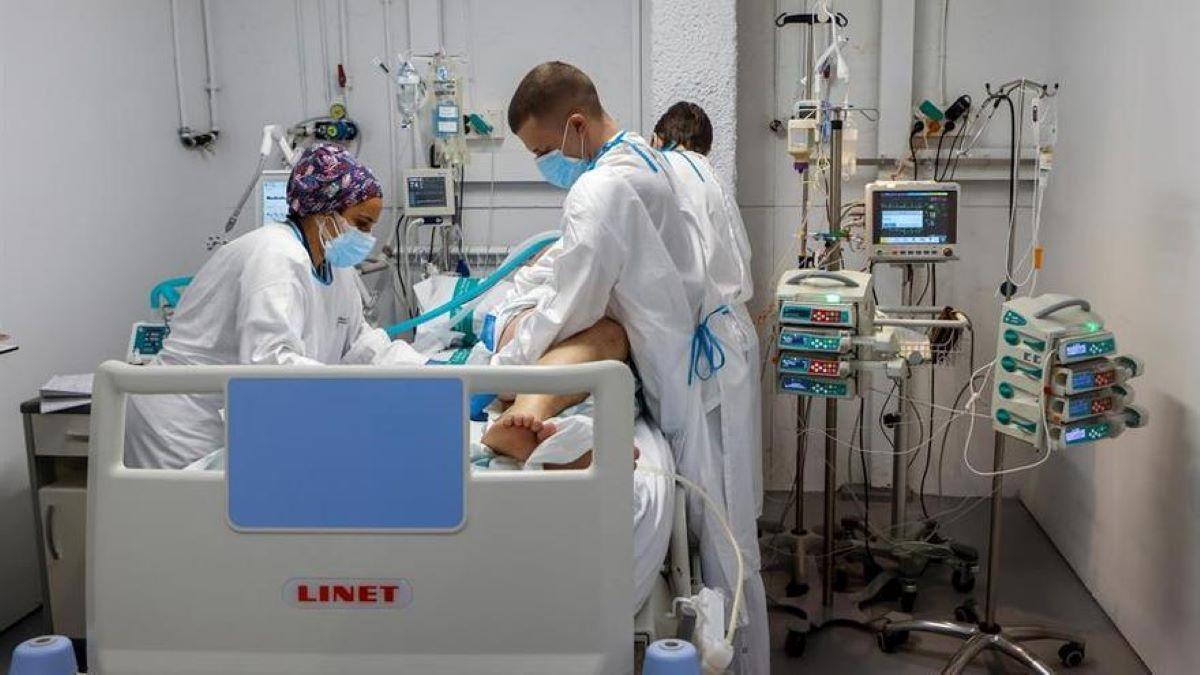 Sanitarios, moviendo a un enfermo de covid en el hospital.