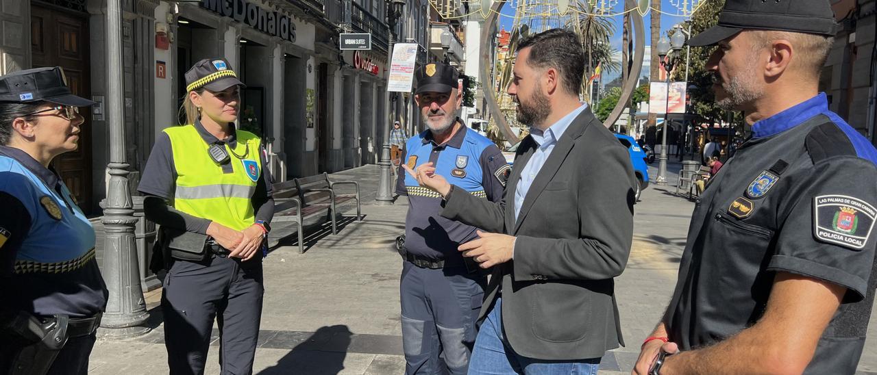 Josué Íñiguez, concejal de Seguridad y Emergencias, en la presentación del dispositivo de seguridad junto a agentes de la Policía Local.