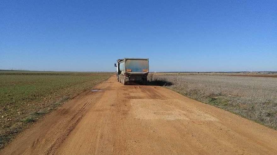 Un camión sortea los baches de un camino rural del término municipal de Toro.