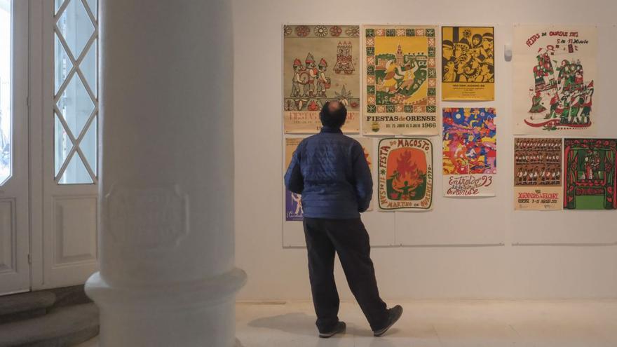 Los coloridos carteles llaman la atención al entrar a la exposición.