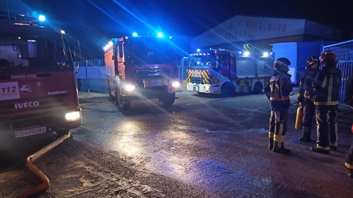 Bomberos durante la extinción del incendio en la nave de Lucena.