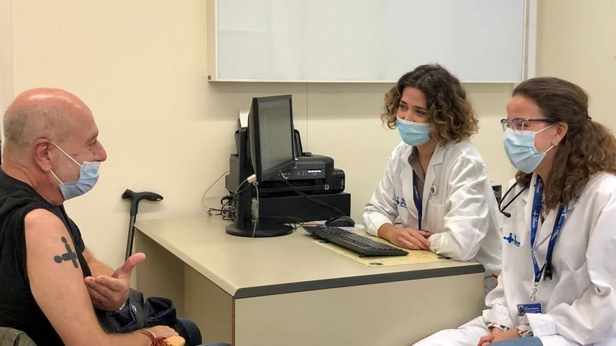 El paciente Carlos Gili y la doctora cordobesa Teresa Crespo Rivero, segunda por la derecha, junto a otra compañera.