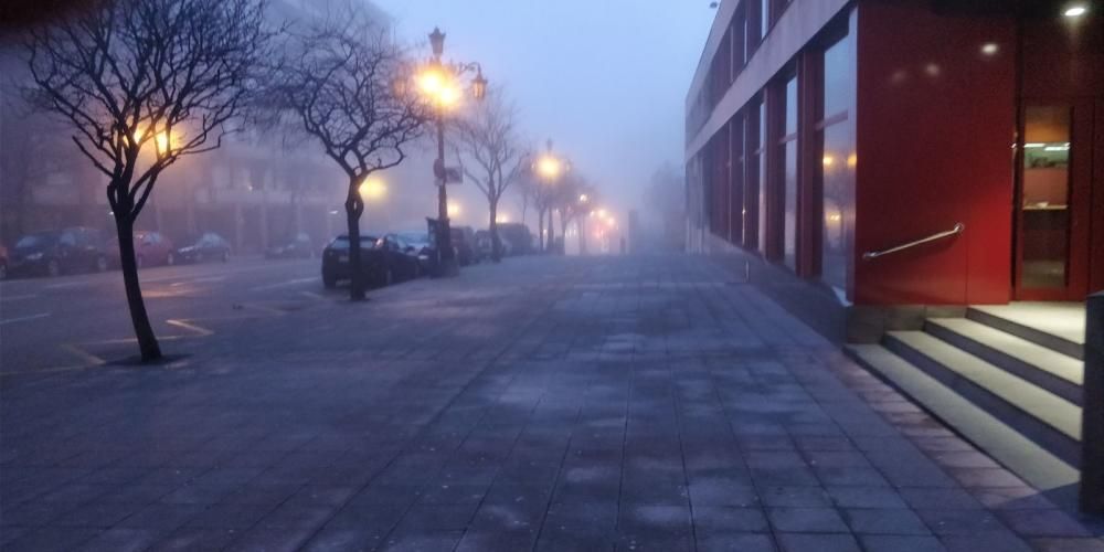 Oviedo amanece entre una densa bruma.