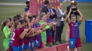 La capitana del FC Barcelona femenino, Alexia, levanta su primer trofeo Gamper junto a sus compañeras en el estadio Johan Cruyff con presencia de más de 2.000 personas de público
