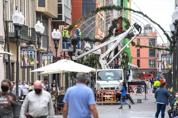 Colocado de alumbrado navideño en Triana