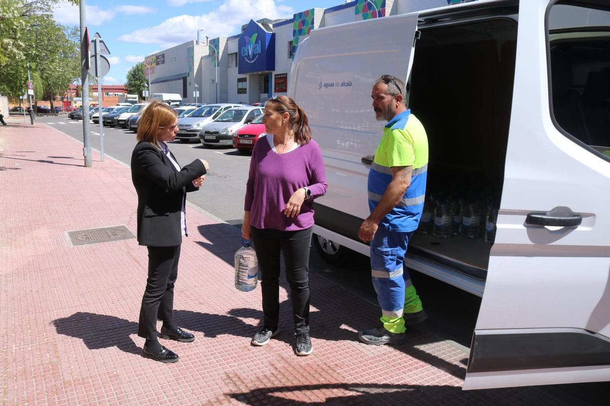 Reparto de agua embotellada en Alcalá de Henares por la avería, en fotos