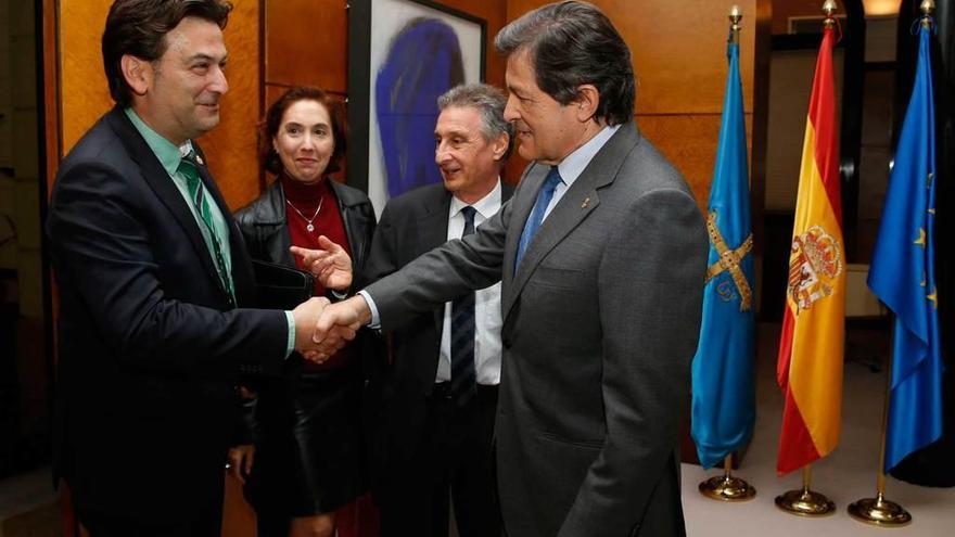 Javier Fernández estrecha la mano de José Augusto Suárez junto al resto de la directiva del colegio.