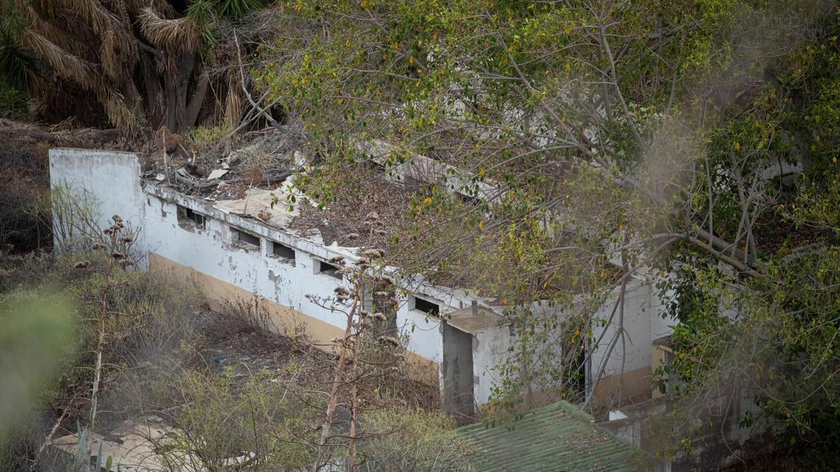 Instalación militar en ruinas que Defensa cede en Tabares (Tenerife) para acoger a menores migrantes.