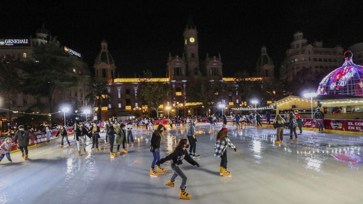 Pista de patinaje ubicada en la Plaza del Ayuntamiento de Valencia.