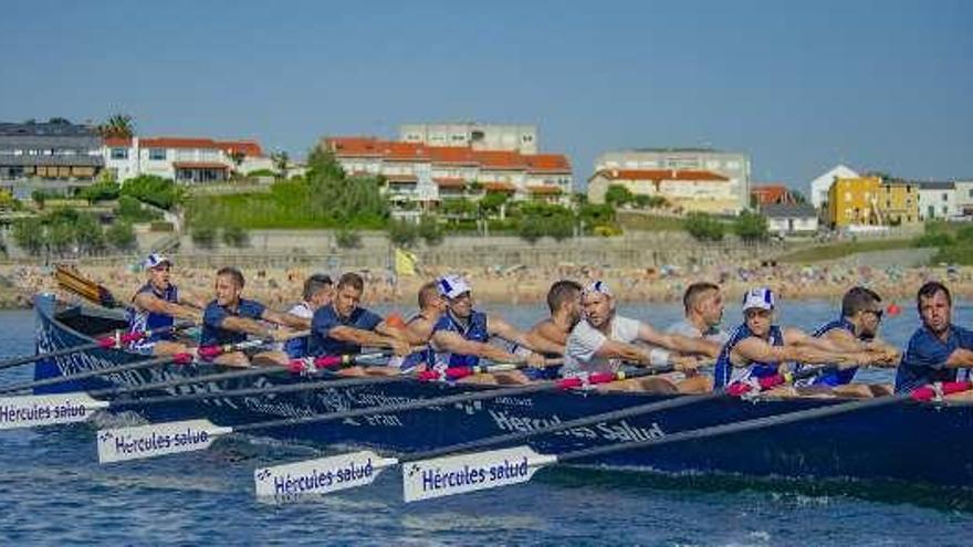 Remeros del Mariñeiro de Mera en una regata.