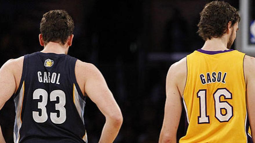 Marc y Pau Gasol, durante un Lakers-Grizzlies de la pasada temporada.