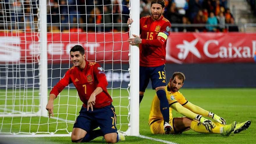 Morata celebra el primer gol ante Ramos y el portero Bonello. // Efe