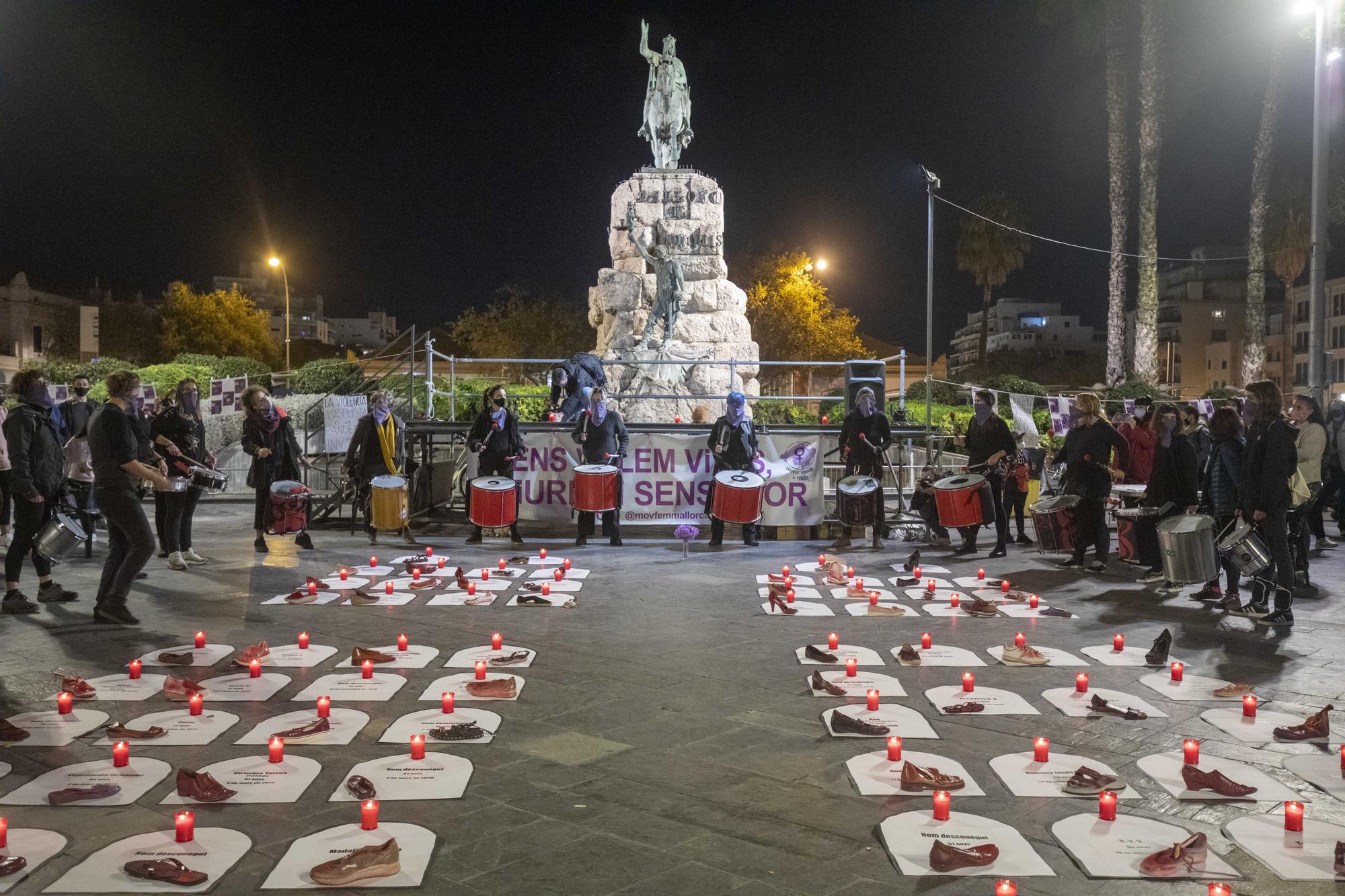 El movimiento feminista de Mallorca lee un manifiesto en la plaza de España de Palma por el 25N