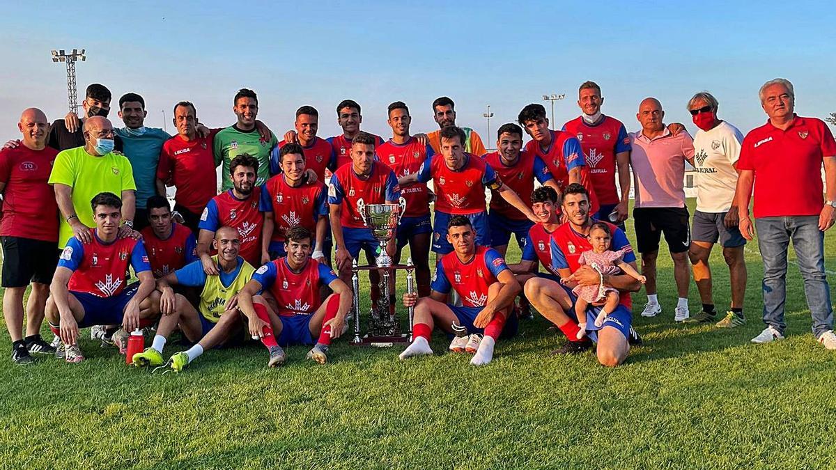 La familia del Benavente posa con su trofeo, ayer. | Cedida