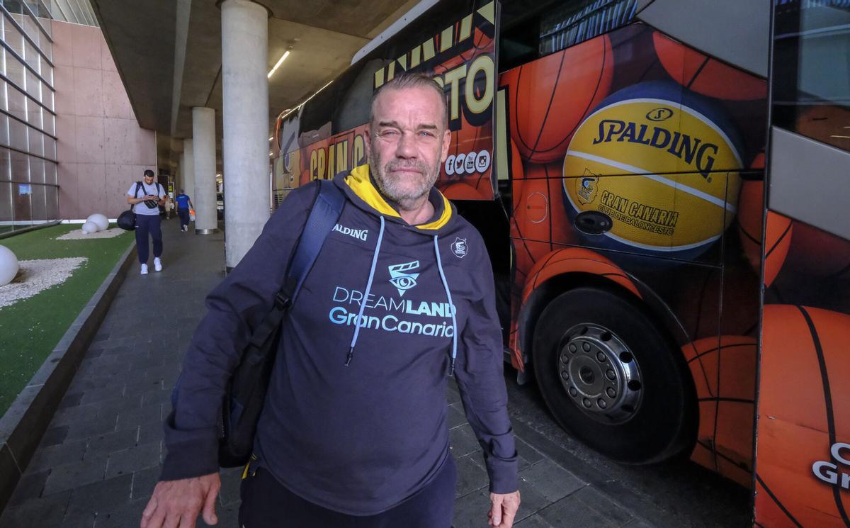 La llegada de los jugadores del CB Gran Canaria tras su descenso