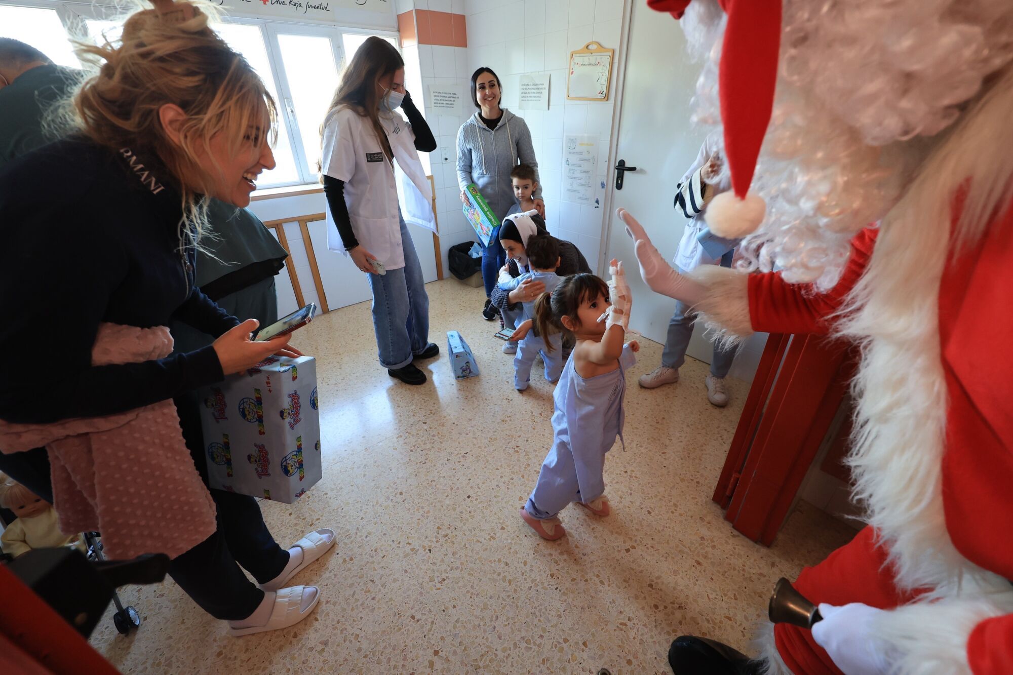 Mediterráneo y Todojuguete reparten ilusión entre los niños hospitalizados