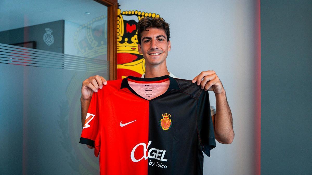 Antoniu Roca posa con la camiseta del Mallorca