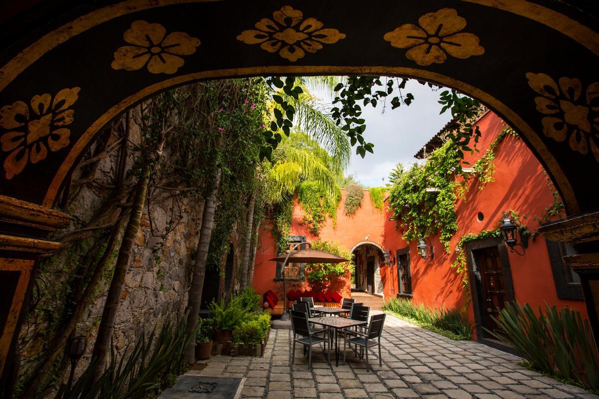 El Estado de Guanajuato esconde la que, para muchos, es la postal más bonita de México. Aunque este país atesora tantas joyas que no hay forma de quedarse con una, San Miguel de Allende lo pone fácil para ser una de las más adoradas.  Una ciudad que no ha perdido sus aires de pueblo, en los que predominan todos los rojos, amarillos y ocres imaginables, sólidos caserones de los siglos XVII y XVIII y sus adoquinadas calles con enormes ventanales enrejados con patios frondosos de buganvillas.