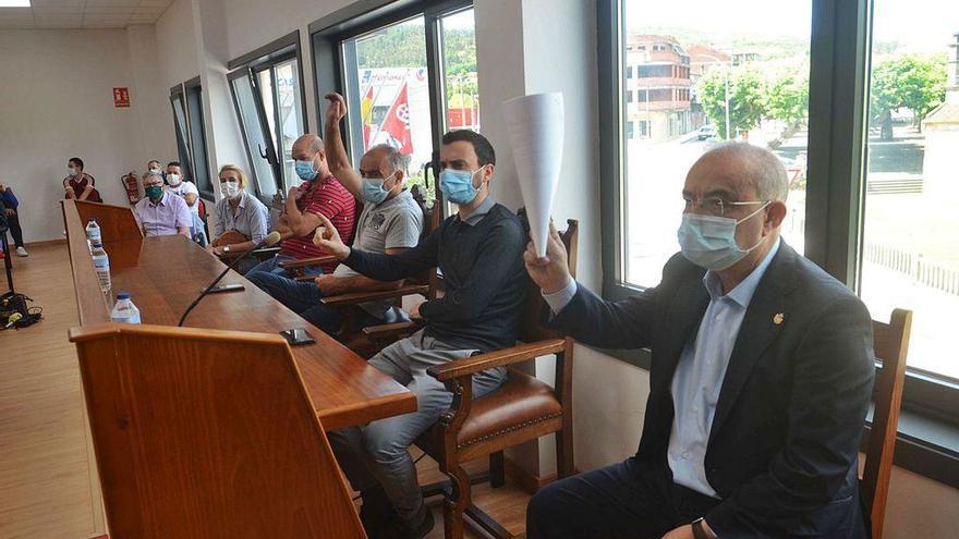 Alberto García García, que lo fue durante 32 años, vuelve a ser alcalde de Catoira. En la foto, el momento de la votación.