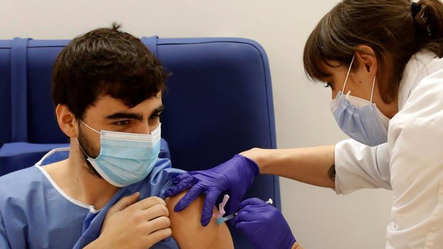 Una enfermera administra en Barcelona la vacuna contra el coronavirus a un sanitario.