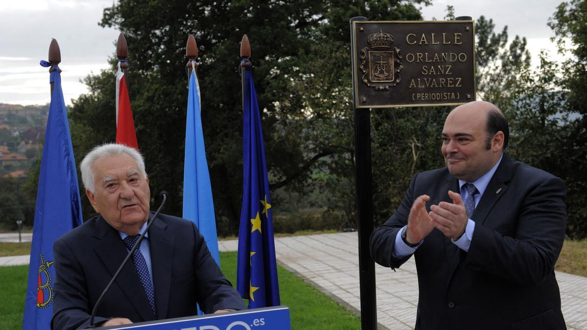 Orlando Sanz en la calle que le hace homenaje.