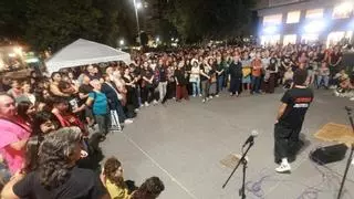 Alicante homenajea a Maricarmen entre flores, velas y reivindicaciones por la vivienda