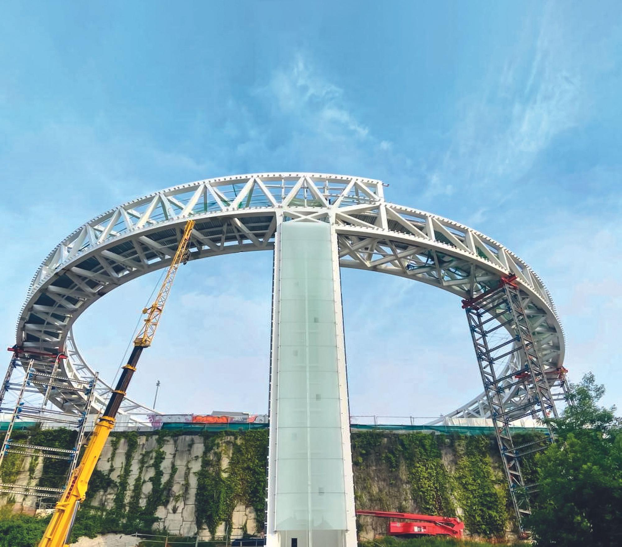 El HALO, que este verano inaugurará toda su fachada transparente, durante los trabajos realizados por el equipo de instalación