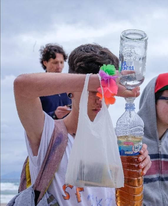 Miles de jóvenes celebran el botellón en la playa de San Juan