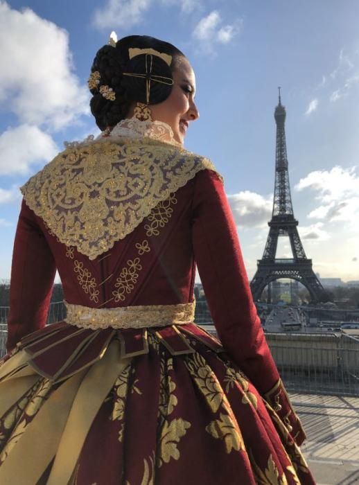 Marina y Sara, en la fiesta fallera de París.