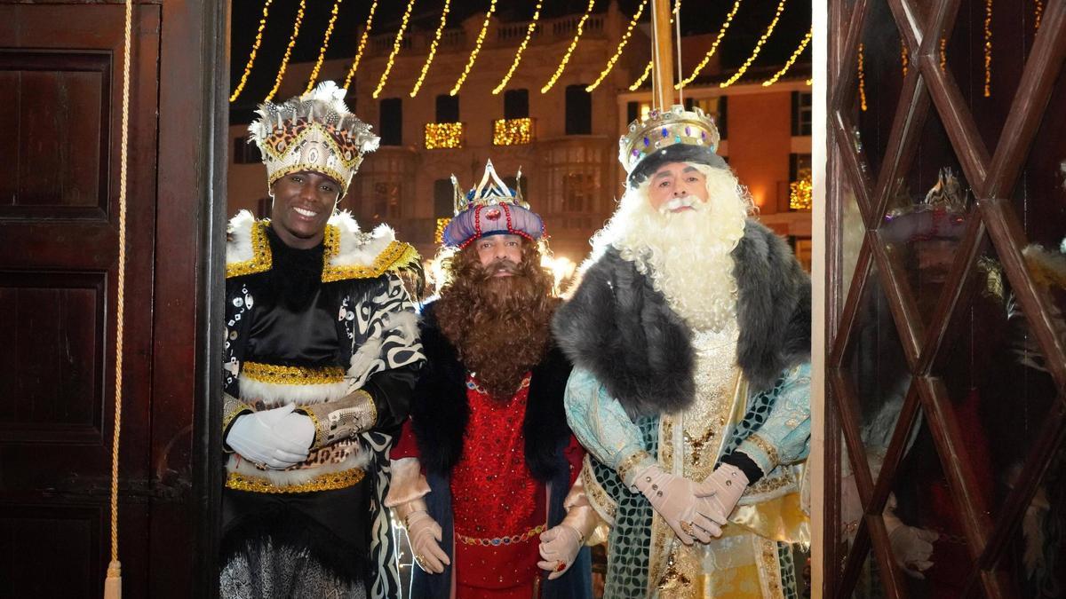 Die drei heiligen Könige bei der Cabalgata de Reyes Magos in Palma 2025.