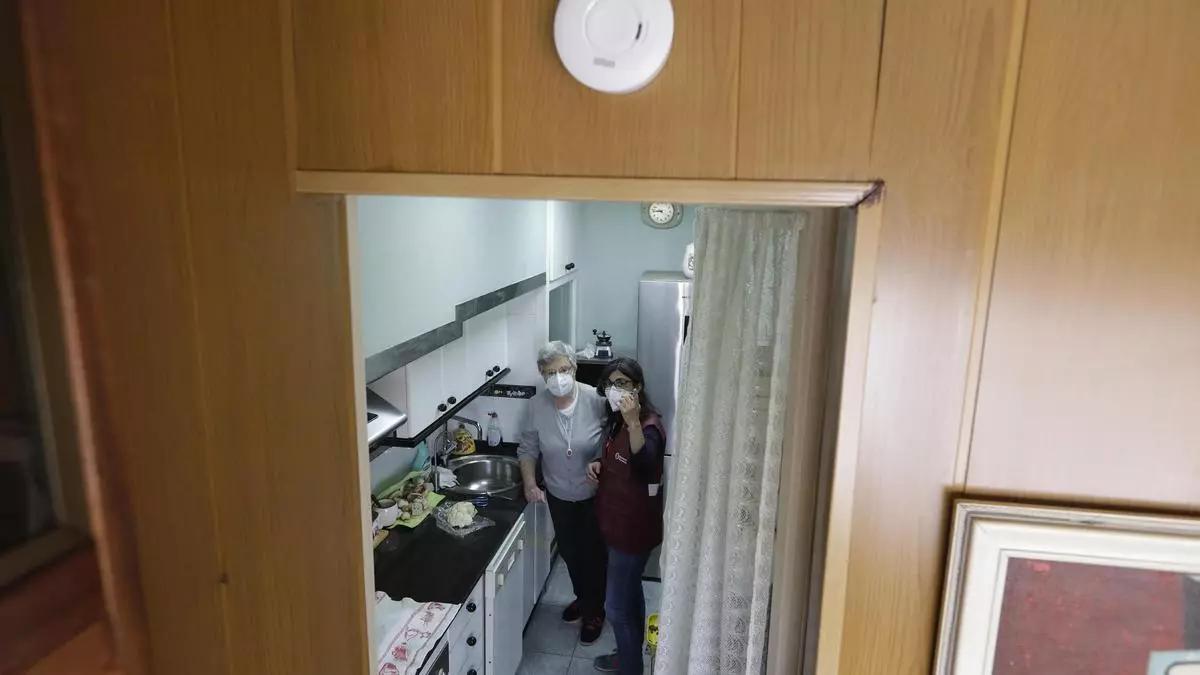 Vista d’un detector de fum instal·lat a l’habitatge d’una dona gran que viu sola a Barcelona
