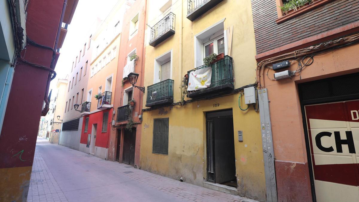 Imagen de archivo de la calle Las Armas, donde se encuentra el piso que intentaron okupar este pasado sábado.