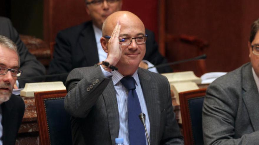 El responsable de Desarrollo Sostenible, Juan Hernández (centro), saluda desde su asiento en la Asamblea Regional.