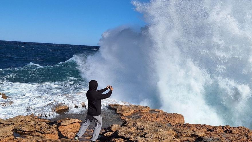 Con las olas, prudencia |  D.V.