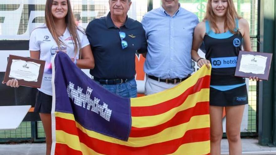 El pádel homenajea a Sofía Saiz y Ariadna Cañellas