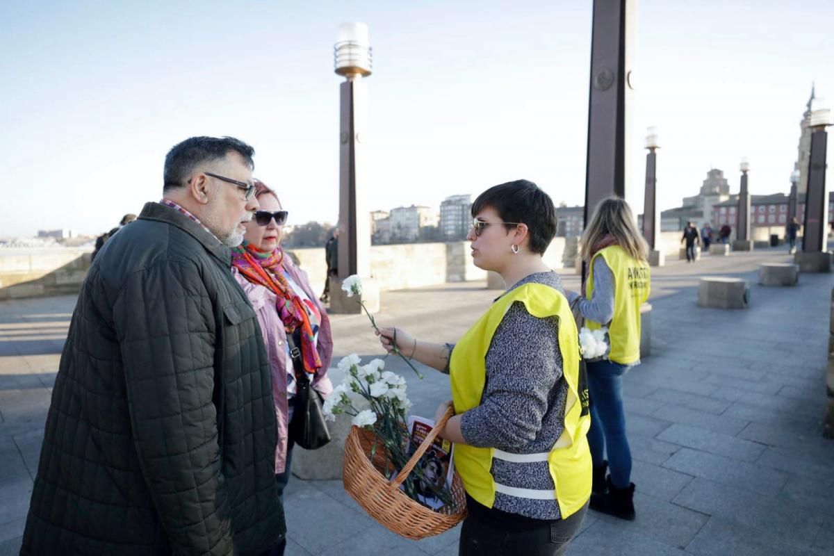 Reparto de flores y besos en solidaridad con una activista iraní