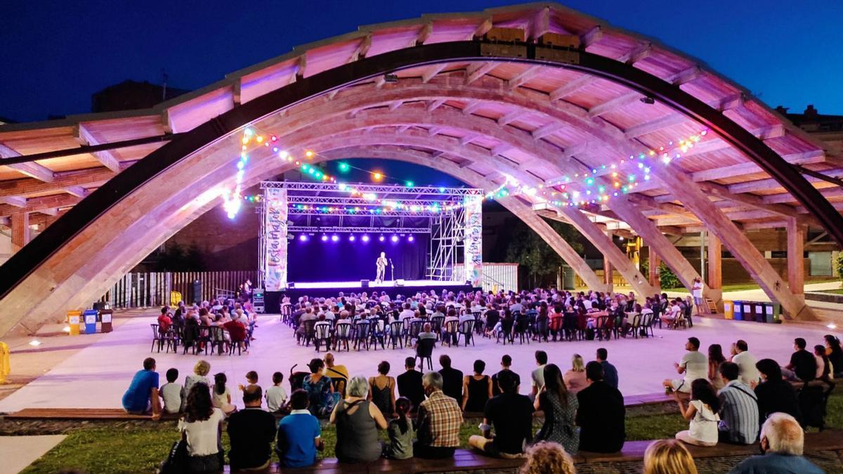 Acte de la Festa Major de Sant Fruitós l’estiu passat, a sota del Cobert de la Màquina de Batre | AJUNTAMENT DE SANT FRUITÓS