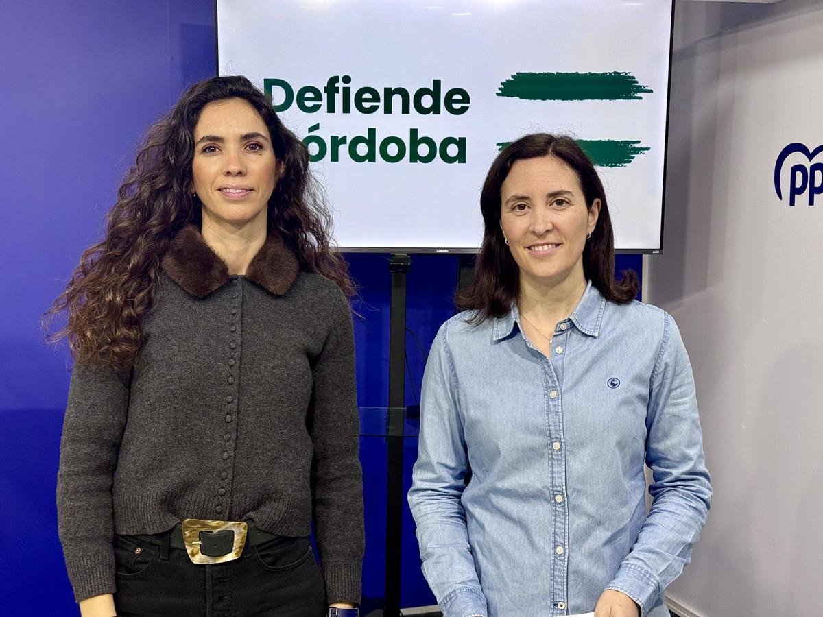 La senadora del Partido Popular por Córdoba Cristina Casanueva (derecha), acompañada por la senadora Lorena Guerra.