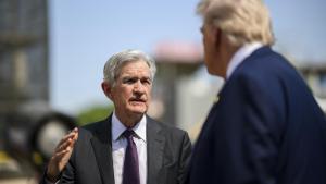 El presidente de la Reserva Federal, Jerome Powell, y el de EEUU, Donald Trump, durante la visita de las obras de remodelación de la Fed, el pasado 24 de julio.