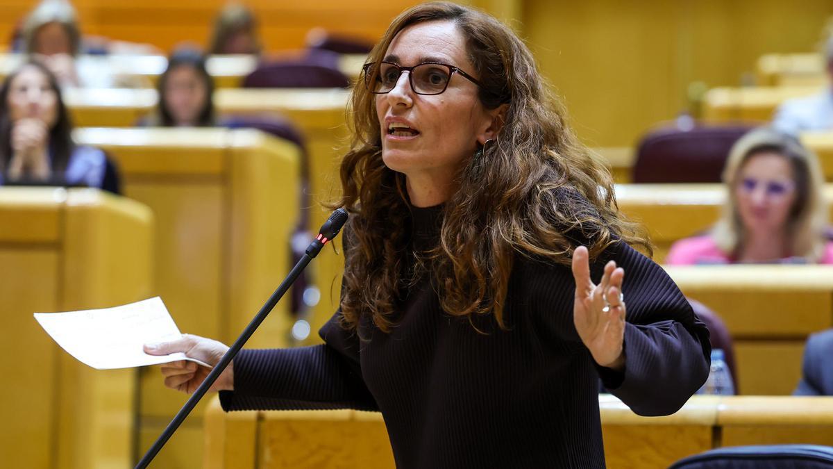 La ministra Mónica García en un Pleno del Senado.