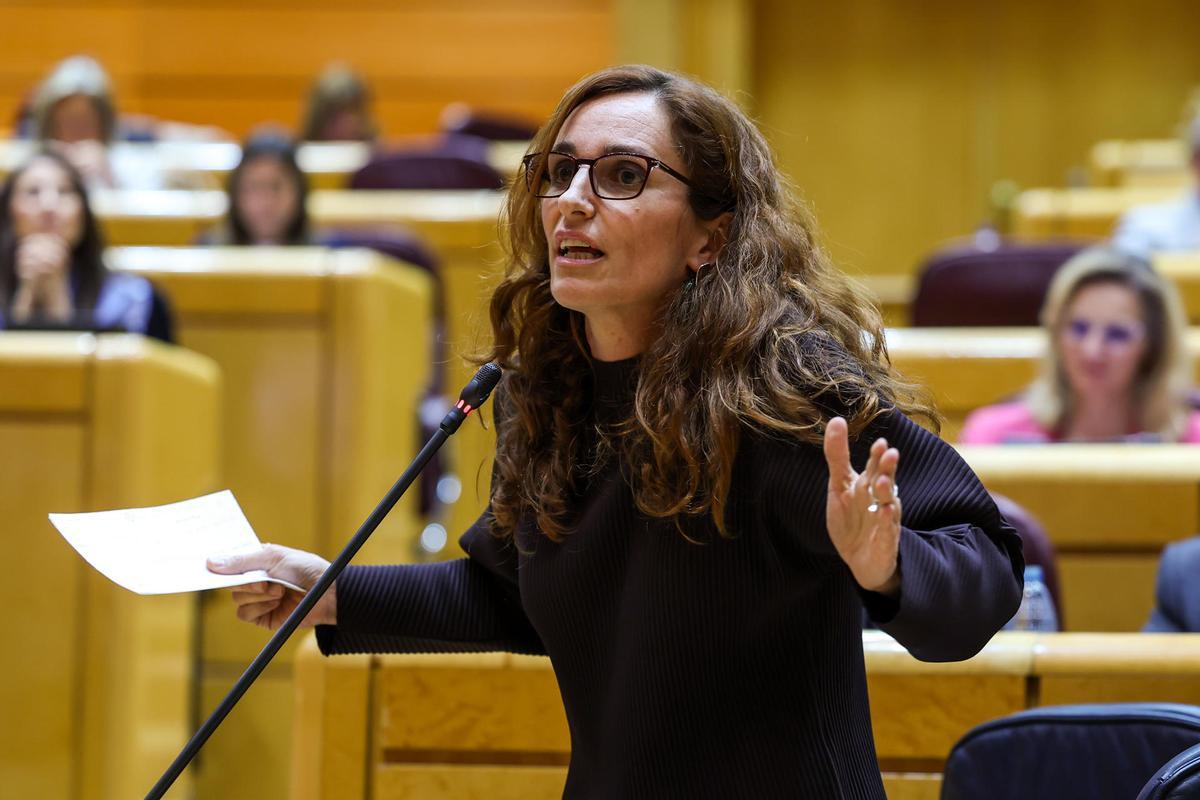 La ministra Mónica García en un Pleno del Senado.