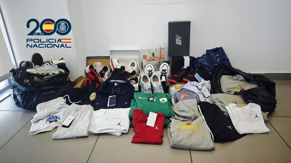 Detenidos cuatro menores por robar material deportivo de un centro comercial de Zaragoza para revenderlo por Wallapop