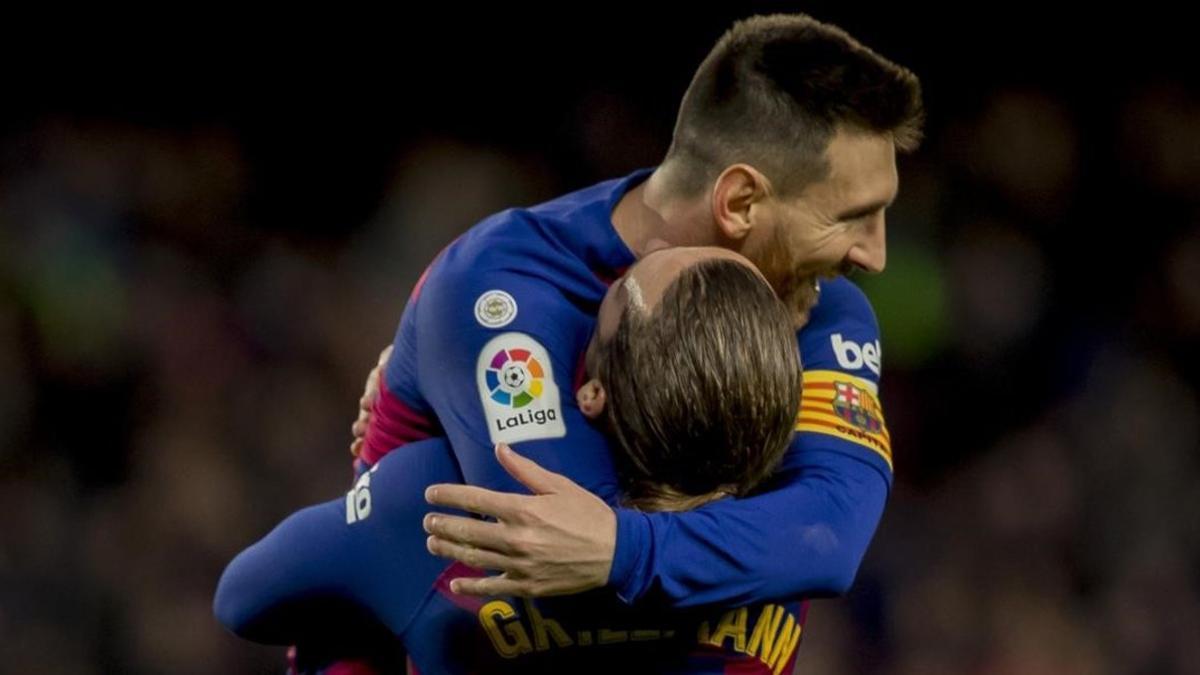 Messi y Griezmann celebran un gol en un partido de Liga.