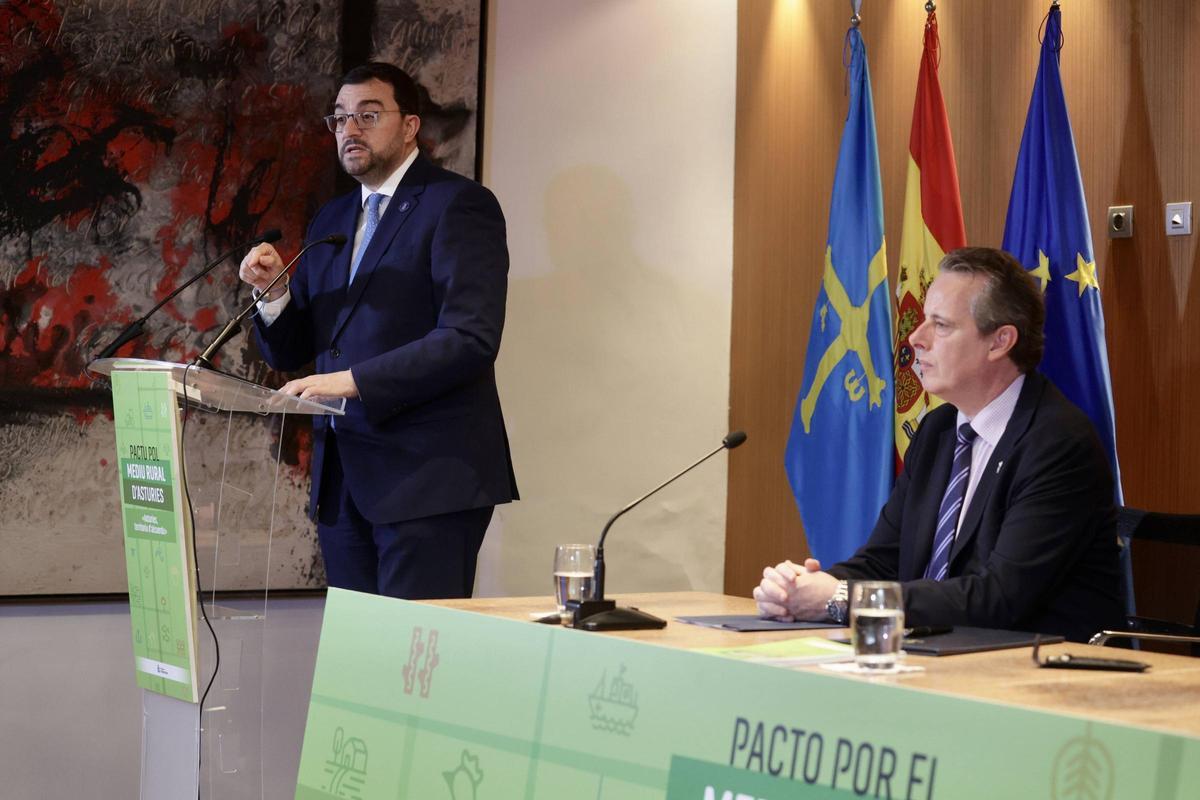 Barbón y Marcos, durante la firma, en Oviedo.