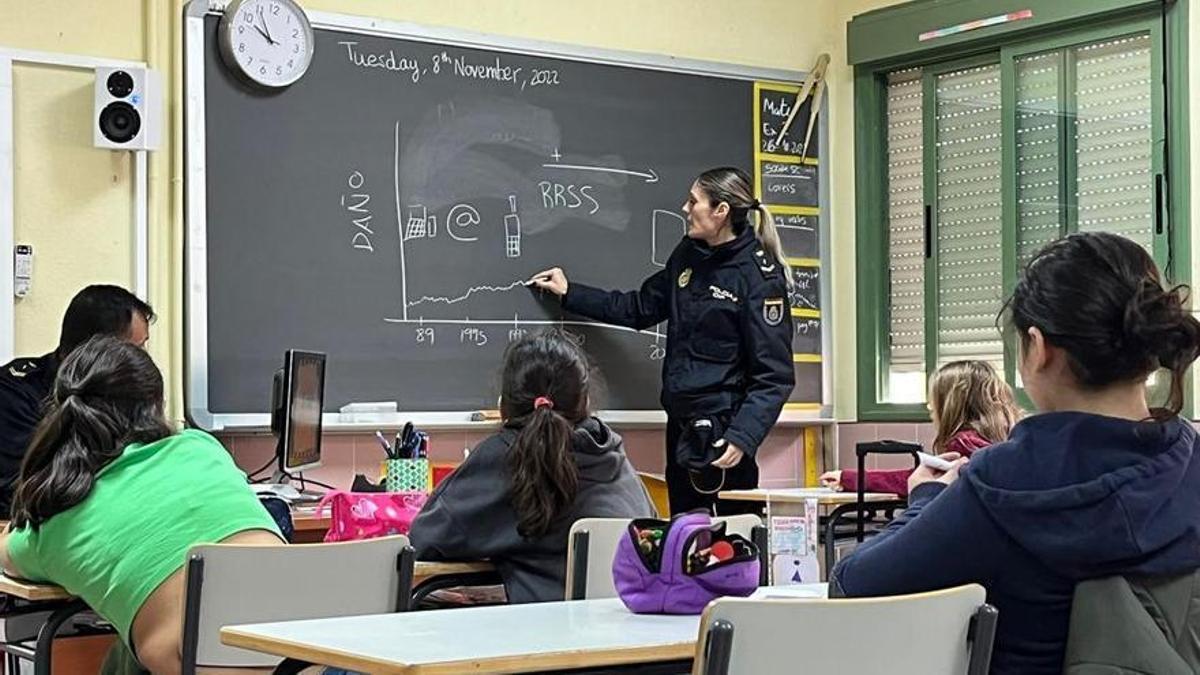 Policías en el colegio para evitar el ciberacoso: &quot;Un emoticono puede destruir a un niño&quot;.