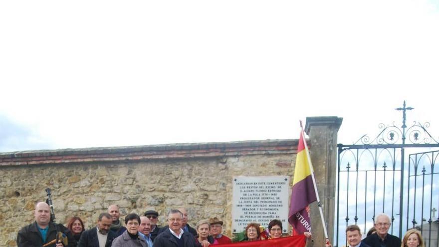 Parte de los asistentes ayer al homenaje a Álvaro Flórez Estrada en Noreña.