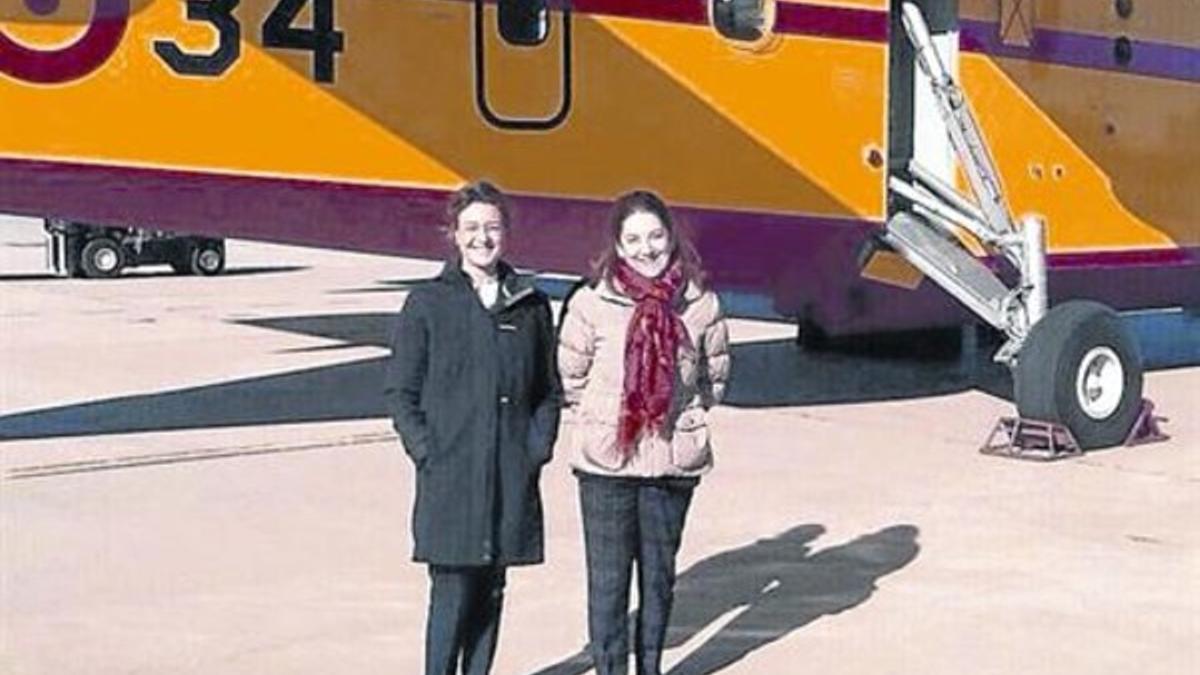 La directora de política forestal, Begoña Nieto, y la ministra Isabel García Tejerina posan junto al avión.